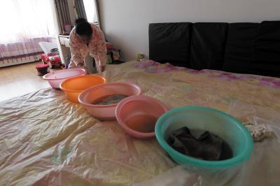 治多楼上漏水，住户失联，小区没物管，业主维权难！律师来支招……